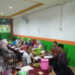 05 Foto bersama buka puasa semua stakeholder BKD Diklat Kab. HSS 05-06-2018