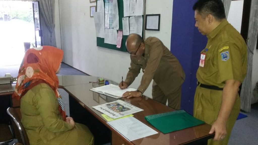 Kepala badan Kepegawaian menyambut kedatangan Pj Bupati Kab HSS