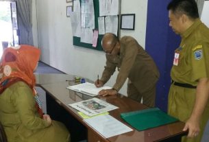 Kepala badan Kepegawaian menyambut kedatangan Pj Bupati Kab HSS
