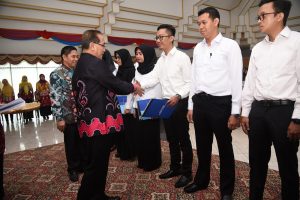 Penyerahan SK CPNS tahun 2018 kab hss 3